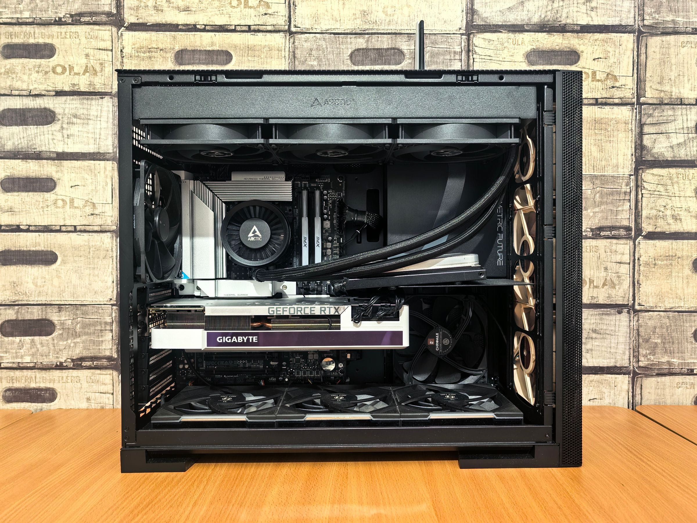 PC gamer con el gabinete abierto, con la placa de video, la refrigeración líquida y los coolers a la vista